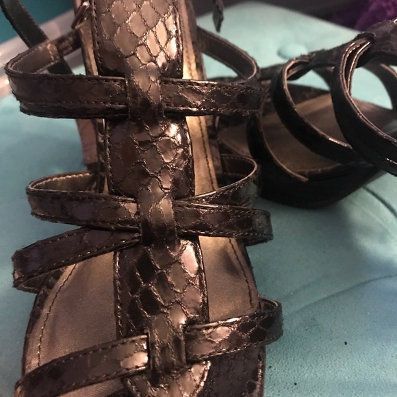 Black shiny high snake skin heels - Picture 4 of 6